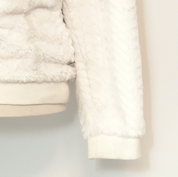 Eyeshadow Textured Chevron V-neck - Picture 7 of 8